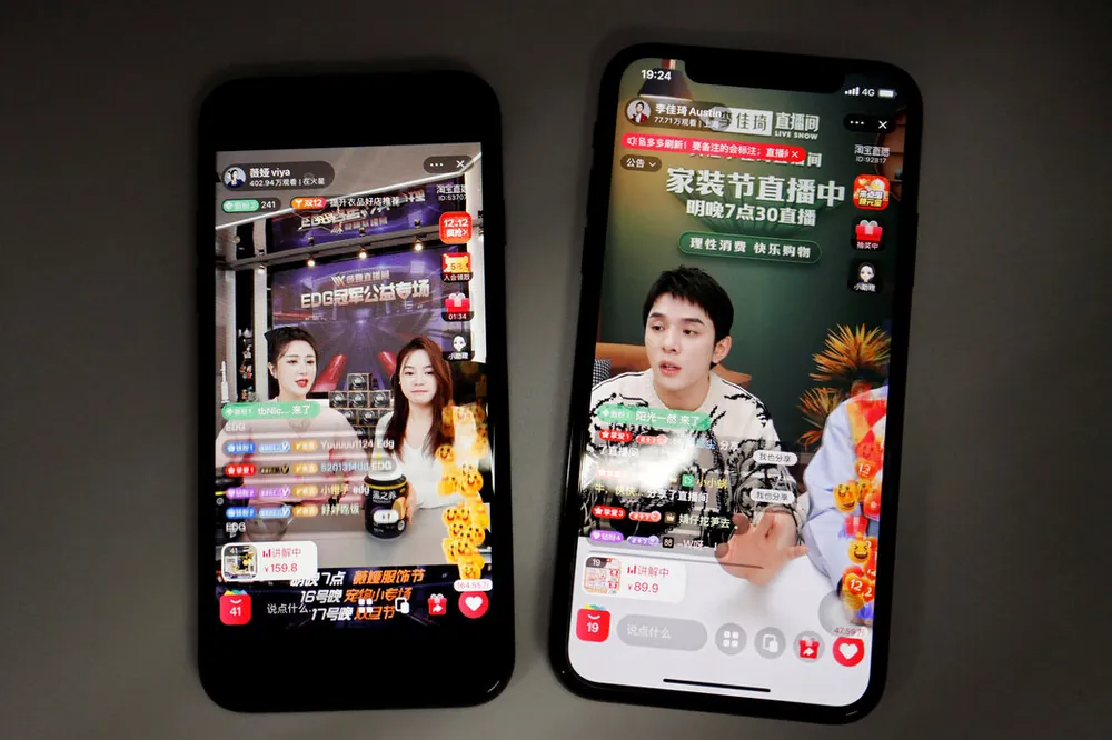 年轻人手持手机直播探店带货的画面